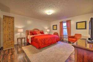 1 dormitorio con 1 cama con colcha roja en Poconos Retreat Resort Perks, Lake Access!, en Pocono Summit