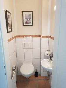 uma casa de banho com um WC e um lavatório em City Apartments em Krefeld