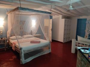 ein Schlafzimmer mit einem Himmelbett in der Unterkunft White Lion in Malindi + 45 Fotos