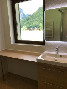 een badkamer met een wastafel en een groot raam bij Nant d Ant in Samoëns +18 foto's