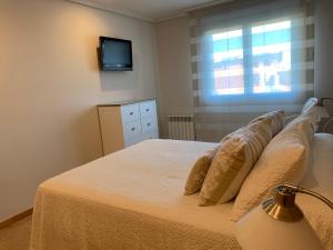 Łóżko lub łóżka w pokoju w obiekcie SANXENXO SUITES CON VISTAS Muy Bien Ubicado