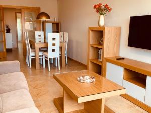 Telewizja i/lub zestaw kina domowego w obiekcie SANXENXO SUITES CON VISTAS Muy Bien Ubicado