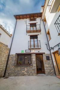 fachada de un edificio con 2 balcones en El Rincón de Braulieta, en Nogueruelas