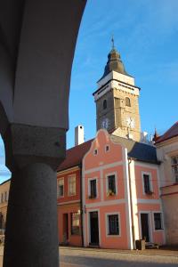 un edificio con una torre de reloj encima en Apartmány pod věží, en Slavonice