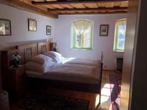 Postel nebo postele na pokoji v ubytování Apartmány pod věží