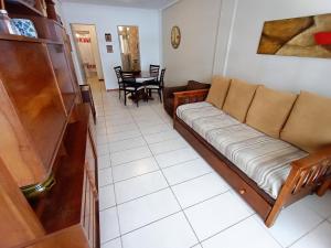 ein Wohnzimmer mit einem Sofa und einem Tisch in der Unterkunft EF Departamentos Plaza Colon Con Cochera in Mar del Plata