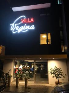 una señal para un teatro walka frente a un edificio en Villa Regina, en Riva del Garda