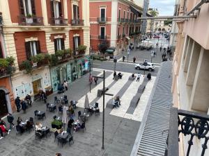 um grupo de pessoas sentadas em mesas numa rua em Sparano Top Class 2 em Bari