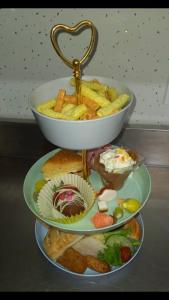 een bord eten met een kom erop bij The Hawthornes Licensed Guest House in Knottingly