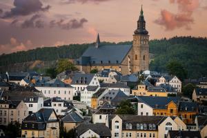 una ciudad con una iglesia y una ciudad con casas en Berghotel Steiger - Erzgebirge, en Schneeberg