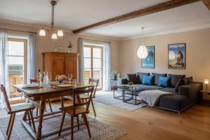 a living room with a table and a couch at Ferienwohnungen Zipflwirt in Bayrischzell
