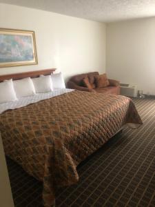 מיטה או מיטות בחדר ב-Southgate Hotel