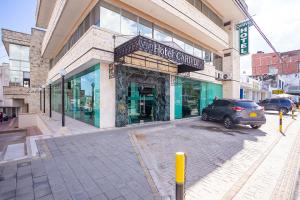辛塞莱霍Ayenda Hotel Carivdi的停在建筑物前的汽车