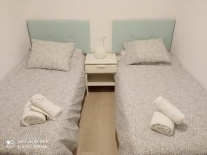 two beds sitting next to each other in a room at Vuestro apartamento del Sur in Fuengirola