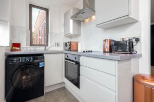 Kuchyň nebo kuchyňský kout v ubytování Haus Luxury Apartment - Perry Barr - Parking - Smart TV - WIFI - TOP RATED