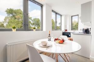 Kuchyň nebo kuchyňský kout v ubytování Haus Luxury Apartment - Perry Barr - Parking - Smart TV - WIFI - TOP RATED