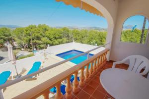 Habitación con balcón y piscina. en Alma - holiday home with private swimming pool in Benitachell, en Cumbre del Sol