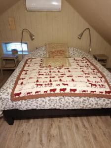 Кровать или кровати в номере aux coeurs de l'atelier
