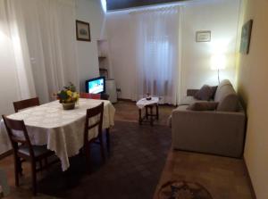 a living room with a table and a couch at Appartamenti Arena in Macerata