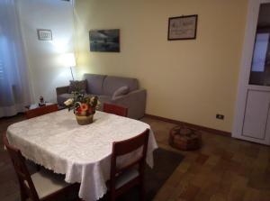 a living room with a table and a couch at Appartamenti Arena in Macerata