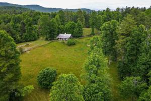 Photo de la galerie de l'établissement Rustic and Authentic Farm Stay by DuPont Forest!, à Hendersonville