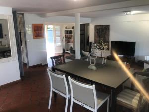 een woonkamer met een eettafel en stoelen bij KaruHuapi in Le Gosier