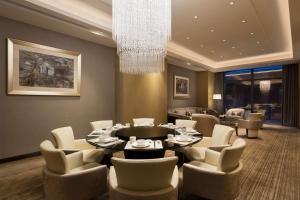 une salle à manger avec une table, des chaises et un lustre dans l'établissement Hyatt House Shanghai Hongqiao CBD, à Shanghai