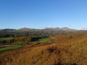 uma vista para uma colina com montanhas ao fundo em Lake District Log Cabins em Broughton in Furness