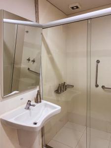 a bathroom with a sink and a shower at Apart-hotel Granja Brasil Itaipava in Itaipava +21 photos