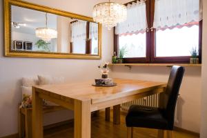 uma mesa de jantar com um espelho e uma cadeira em Ferienwohnung Magnolie em Überlingen