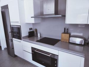 Kuchyň nebo kuchyňský kout v ubytování Panoramic sea view apartment