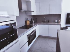 Kuchyň nebo kuchyňský kout v ubytování Panoramic sea view apartment
