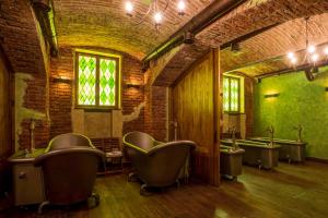 uma casa de banho com um monte de urinóis e lavatórios em Letna Garden Suites em Praga