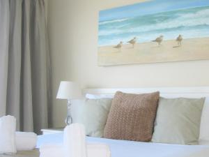 אזור ישיבה ב-Beachfront House - Hermanus Whale View