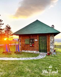 Cabaña de madera con 2 sillas y puerta en Vila Mali Tornik en Zlatibor