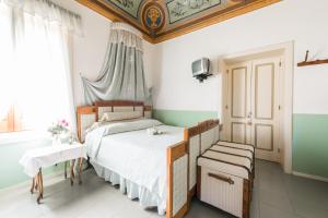 a bedroom with a large bed and a window at Villa Mariella Pittorino - camere in B&B in Leni