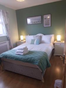 Voodi või voodid majutusasutuse Tess's Guest House R95K6N1 This Property is unsuitable for children under 12 years old toas