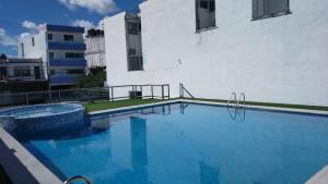 una piscina frente a un edificio en Hotel Tucán Veracruz en Veracruz