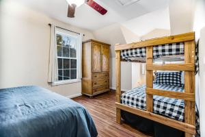 Krevet ili kreveti na kat u jedinici u objektu Twin Bear Cabin