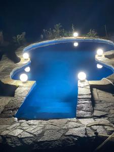 uma piscina à noite com luzes ao redor em LUX Villa Mavrovo em Mavrovo