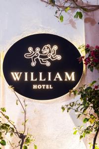 un panneau indiquant un hôtel william sur le côté d'un bâtiment dans l'établissement William Hotel Boutique De Diseño, à Taxco