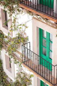 - un bâtiment avec une porte verte et un balcon dans l'établissement William Hotel Boutique De Diseño, à Taxco