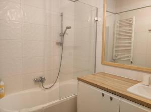 W łazience znajduje się prysznic, wanna i umywalka. w obiekcie Lovely Apartment vis-a-vis Medicover and Paley Institute w Warszawie