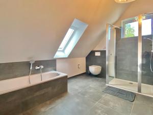 Koupelna v ubytování Ferienhaus MOIN. am Harkebrügger See mit Sauna + 23 fotografií