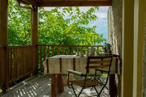 Balkón nebo terasa v ubytování Arcadianis lakeview villa at Psari Arkadias