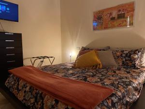 1 dormitorio con 1 cama con tocador y TV en The Loft E&E Blue Sky en Empoli
