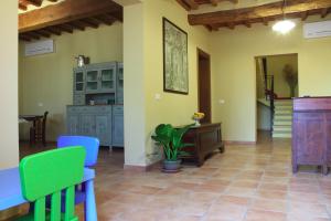 a large living room with a table and chairs at Agriturismo Corte Lidia in Bellaguarda