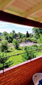 サンタ・ロサ・デ・カラムチタにあるMiralrioの川と木々の景色を望むバルコニー