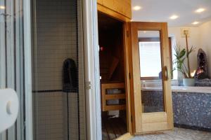 Kúpeľňa v ubytovaní Edelsteinhotel Guniwirt