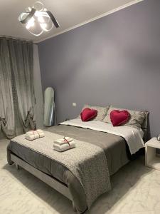 una camera da letto con un letto con cuscini rossi di Affittacamere Iria a Pomigliano dʼArco